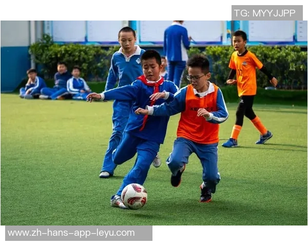 黑白经典足球的魅力与传承探讨与现代足球的对比分析